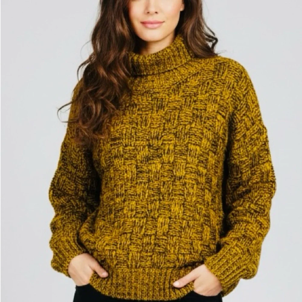 NWT Miracle Golden Knit Turtleneck Sweater